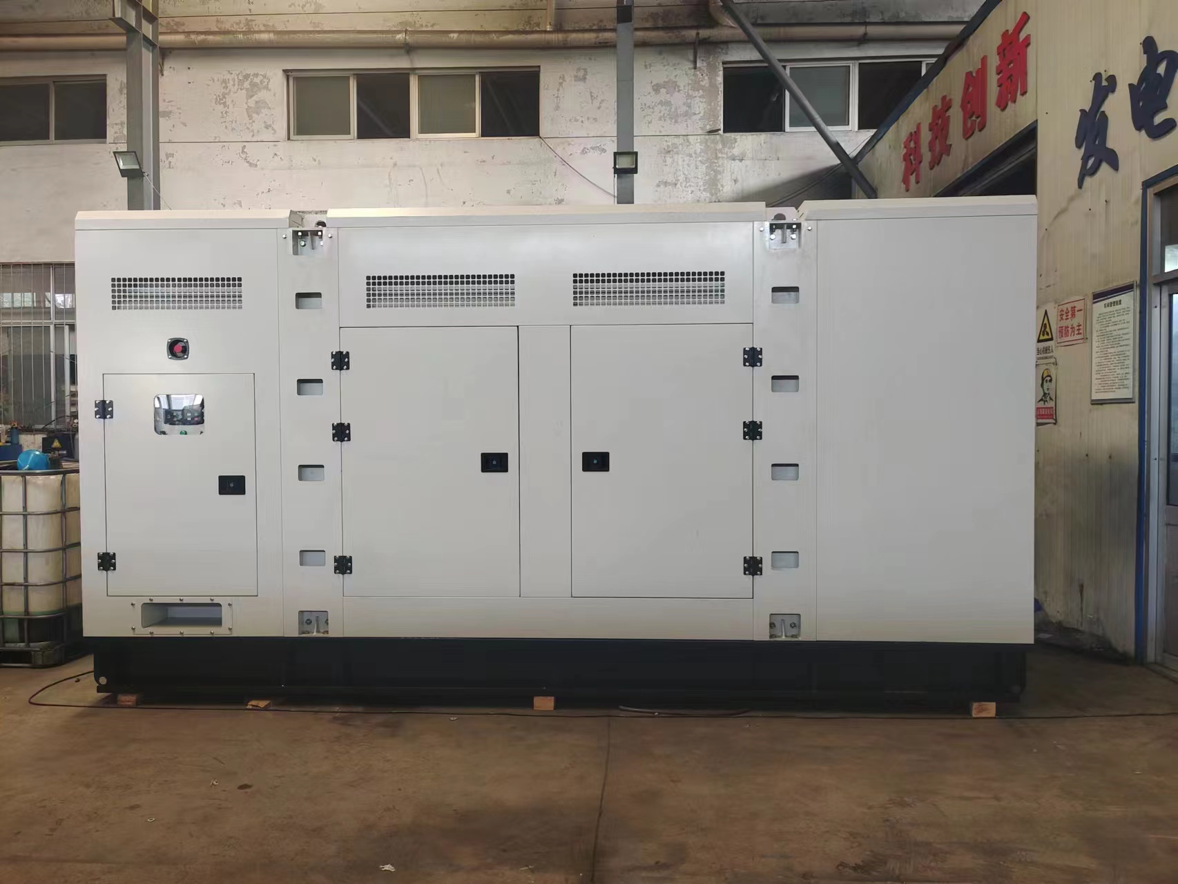 低壓/高壓礦山靜音式濰柴550kw/600kw柴油發(fā)電機(jī)組